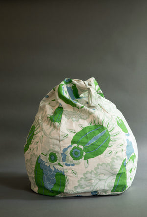 Stylish linen beanbag in big botanical green pattern. Machine washable and very robust.